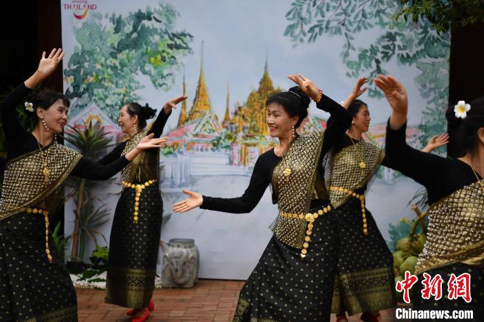 图为中国舞者演绎泰国舞蹈。　刘冉阳 摄
