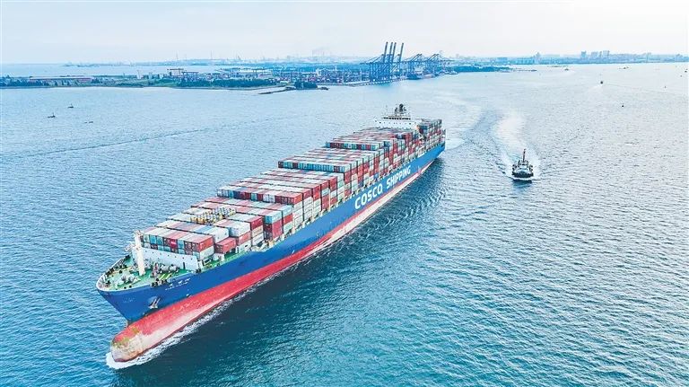 去年9月12日，“天秀河”号货轮装载着从新加坡港运抵的货物，在洋浦国际集装箱码头进行中转后，驶往广西钦州港。（资料图）